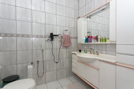 Casa à venda com 350m², 4 quartos e 8 vagasBanheiro da Suíte