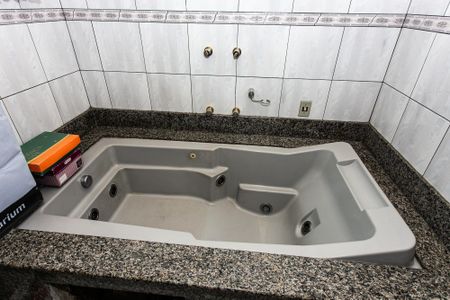 Casa à venda com 350m², 4 quartos e 8 vagasBanheiro da Suíte - Banheira