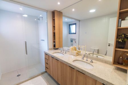 Apartamento para alugar com 132m², 4 quartos e 2 vagas Apartamento para alugar com 132m², 4 quartos e 2 vagasBanheiro da Suíte 1