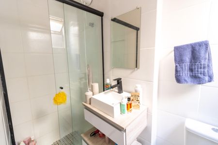 Banheiro de apartamento à venda com 2 quartos, 47m² em Cavalhada, Porto Alegre