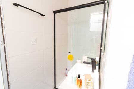 Banheiro de apartamento à venda com 2 quartos, 47m² em Cavalhada, Porto Alegre