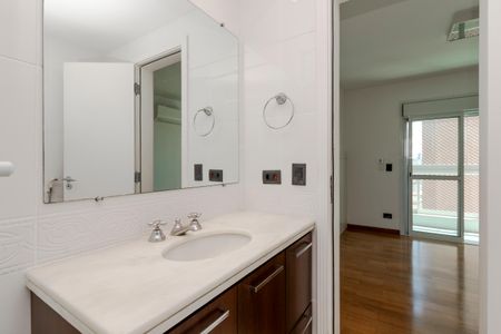 Apartamento à venda com 177m², 3 quartos e 4 vagasBanheiro da Suíte 1