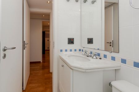 Apartamento à venda com 177m², 3 quartos e 4 vagasBanheiro da Suíte 2