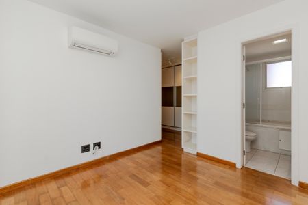 Apartamento à venda com 177m², 3 quartos e 4 vagasSuíte 1