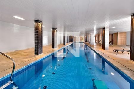 Apartamento à venda com 234m², 3 quartos e 3 vagas Apartamento à venda com 234m², 3 quartos e 3 vagasÁrea comum - Piscina