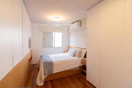 Apartamento à venda com 234m², 3 quartos e 3 vagas Apartamento à venda com 234m², 3 quartos e 3 vagasQuarto 2 - Suíte