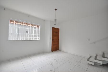 Sala de casa de condomínio para alugar com 2 quartos, 67m² em Vila Nivi, São Paulo