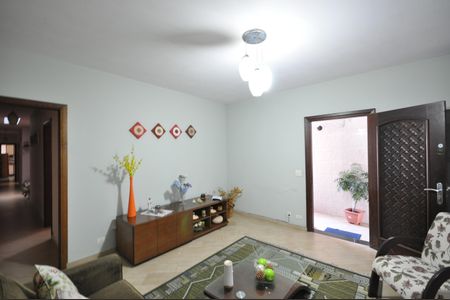 Casa à venda com 242m², 3 quartos e 2 vagasSala