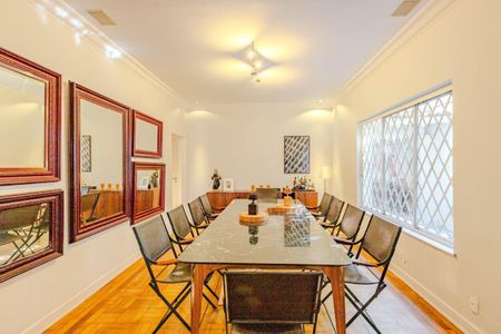 Casa para alugar com 384m², 4 quartos e 3 vagas Casa para alugar com 384m², 4 quartos e 3 vagasSala