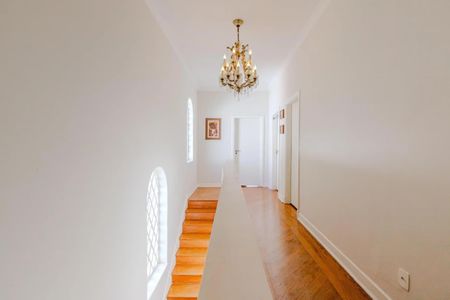 Casa para alugar com 384m², 4 quartos e 3 vagas Casa para alugar com 384m², 4 quartos e 3 vagasCorredor