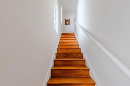 Casa para alugar com 384m², 4 quartos e 3 vagas Casa para alugar com 384m², 4 quartos e 3 vagasEscada