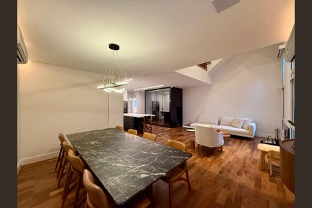 Casa de condomínio à venda com 280m², 4 quartos e 3 vagas Casa de condomínio à venda com 280m², 4 quartos e 3 vagasSala