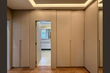 Casa de condomínio à venda com 280m², 4 quartos e 3 vagas Casa de condomínio à venda com 280m², 4 quartos e 3 vagasCloset Suíte 1