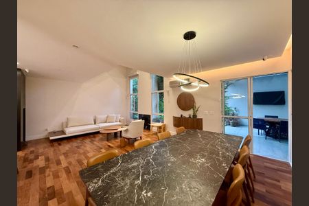 Casa de condomínio à venda com 280m², 4 quartos e 3 vagas Casa de condomínio à venda com 280m², 4 quartos e 3 vagasSala