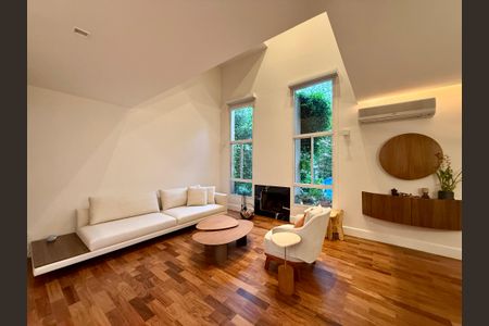 Casa de condomínio à venda com 280m², 4 quartos e 3 vagas Casa de condomínio à venda com 280m², 4 quartos e 3 vagasSala