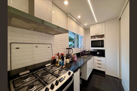 Casa de condomínio à venda com 280m², 4 quartos e 3 vagas Casa de condomínio à venda com 280m², 4 quartos e 3 vagasCozinha