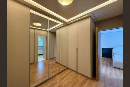 Casa de condomínio à venda com 280m², 4 quartos e 3 vagas Casa de condomínio à venda com 280m², 4 quartos e 3 vagasCloset Suíte 1