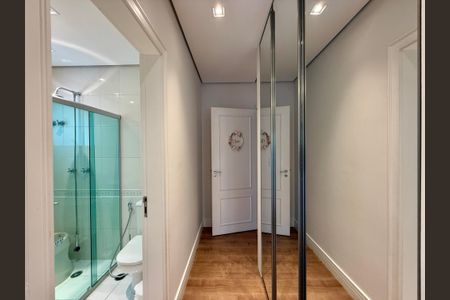 Casa de condomínio à venda com 280m², 4 quartos e 3 vagas Casa de condomínio à venda com 280m², 4 quartos e 3 vagasCloset Suíte 2