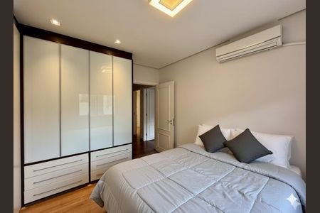 Casa de condomínio à venda com 280m², 4 quartos e 3 vagas Casa de condomínio à venda com 280m², 4 quartos e 3 vagasSuíte 4