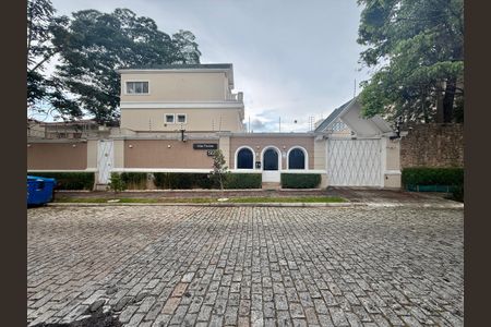 Casa de condomínio à venda com 280m², 4 quartos e 3 vagas Casa de condomínio à venda com 280m², 4 quartos e 3 vagasFachada