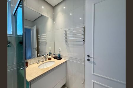 Casa de condomínio à venda com 280m², 4 quartos e 3 vagas Casa de condomínio à venda com 280m², 4 quartos e 3 vagasBanheiro Suíte 3