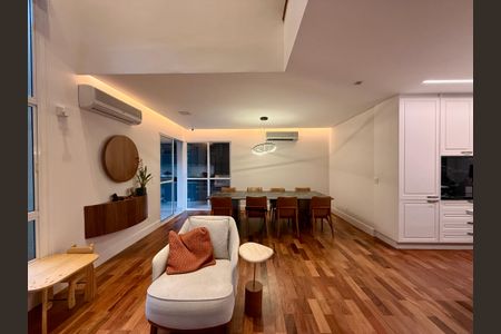 Casa de condomínio à venda com 280m², 4 quartos e 3 vagas Casa de condomínio à venda com 280m², 4 quartos e 3 vagasSala