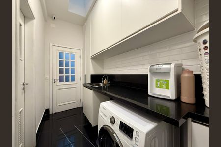 Casa de condomínio à venda com 280m², 4 quartos e 3 vagas Casa de condomínio à venda com 280m², 4 quartos e 3 vagasÁrea de Serviço