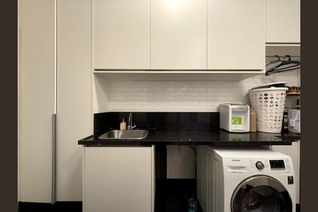 Casa de condomínio à venda com 280m², 4 quartos e 3 vagas Casa de condomínio à venda com 280m², 4 quartos e 3 vagasÁrea de Serviço