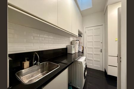 Casa de condomínio à venda com 280m², 4 quartos e 3 vagas Casa de condomínio à venda com 280m², 4 quartos e 3 vagasÁrea de Serviço