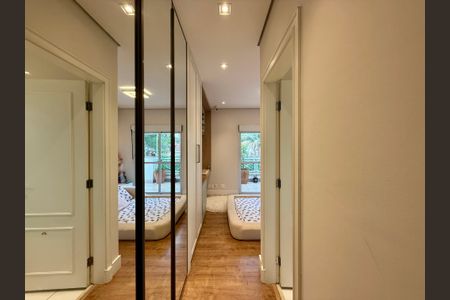 Casa de condomínio à venda com 280m², 4 quartos e 3 vagas Casa de condomínio à venda com 280m², 4 quartos e 3 vagasCloset Suíte 2