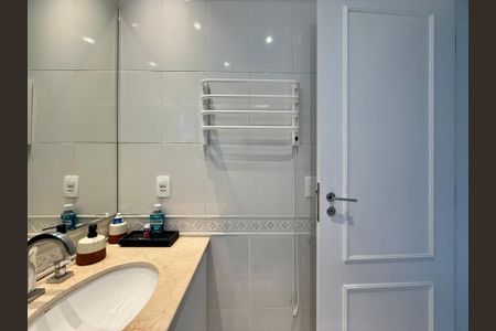 Casa de condomínio à venda com 280m², 4 quartos e 3 vagas Casa de condomínio à venda com 280m², 4 quartos e 3 vagasBanheiro Suíte 3