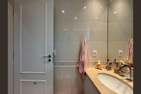 Casa de condomínio à venda com 280m², 4 quartos e 3 vagas Casa de condomínio à venda com 280m², 4 quartos e 3 vagasBanheiro Suíte 2