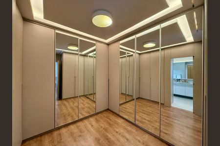 Casa de condomínio à venda com 280m², 4 quartos e 3 vagas Casa de condomínio à venda com 280m², 4 quartos e 3 vagasCloset Suíte 1