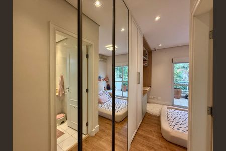 Casa de condomínio à venda com 280m², 4 quartos e 3 vagas Casa de condomínio à venda com 280m², 4 quartos e 3 vagasCloset Suíte 2