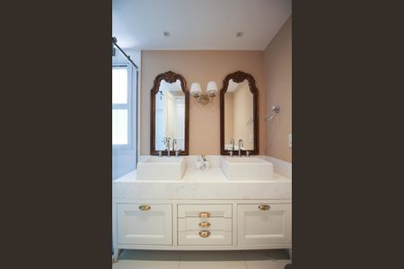 Apartamento para alugar com 182m², 4 quartos e 4 vagasBanheiro da Suíte 1