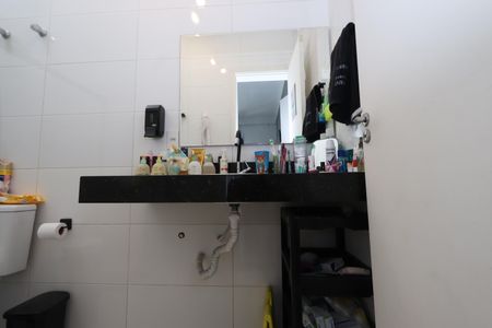 Casa à venda com 77m², 2 quartos e 2 vagasBanheiro da Suíte 1