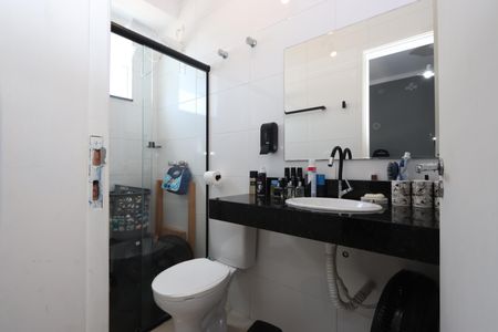 Casa à venda com 77m², 2 quartos e 2 vagasBanheiro da Suíte 2