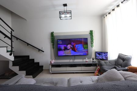 Casa à venda com 77m², 2 quartos e 2 vagasSala