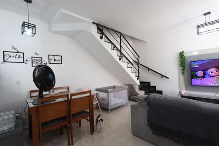 Casa à venda com 77m², 2 quartos e 2 vagasSala