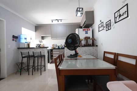 Casa à venda com 77m², 2 quartos e 2 vagasSala