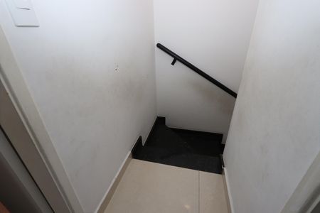 Casa à venda com 77m², 2 quartos e 2 vagasEscada