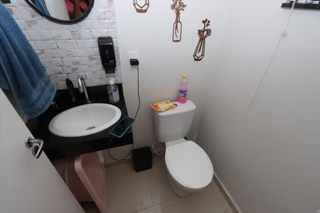 Casa à venda com 77m², 2 quartos e 2 vagasLavabo