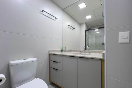 Banheiro de kitnet/studio para alugar com 1 quarto, 22m² em Paraíso, São Paulo