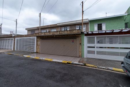 Casa à venda com 240m², 3 quartos e 2 vagas Casa à venda com 240m², 3 quartos e 2 vagasFachada