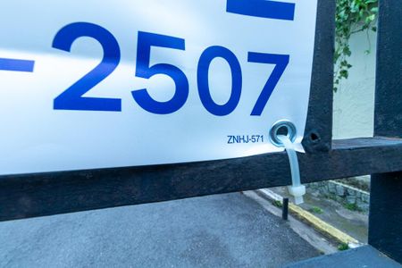 Casa à venda com 240m², 3 quartos e 2 vagas Casa à venda com 240m², 3 quartos e 2 vagasPlaca ZNHJ-571