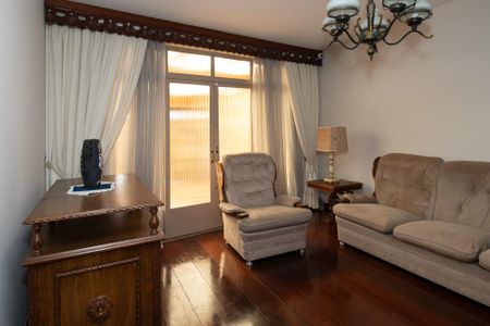 Casa à venda com 240m², 3 quartos e 2 vagas Casa à venda com 240m², 3 quartos e 2 vagasSala de Estar