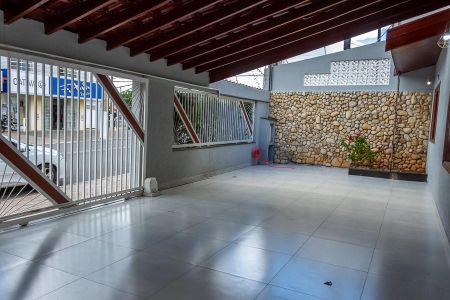 Casa para alugar com 187m², 3 quartos e 2 vagasVaranda e garagem