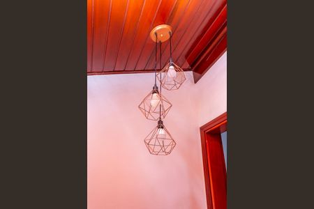 Casa para alugar com 187m², 3 quartos e 2 vagasDetalhe sala 2-lustres