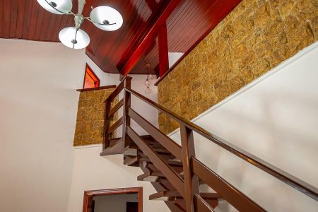 Escadaria acesso piso superior de casa para alugar com 3 quartos, 187m² em Parque Nova Carioba, Americana