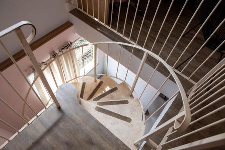 Apartamento à venda com 115m², 2 quartos e 1 vaga Apartamento à venda com 115m², 2 quartos e 1 vagaEscada acesso ao segundo andar